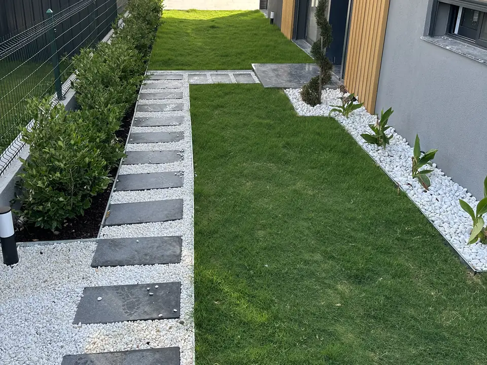 Beyaz çakıl içinde basamak taşları