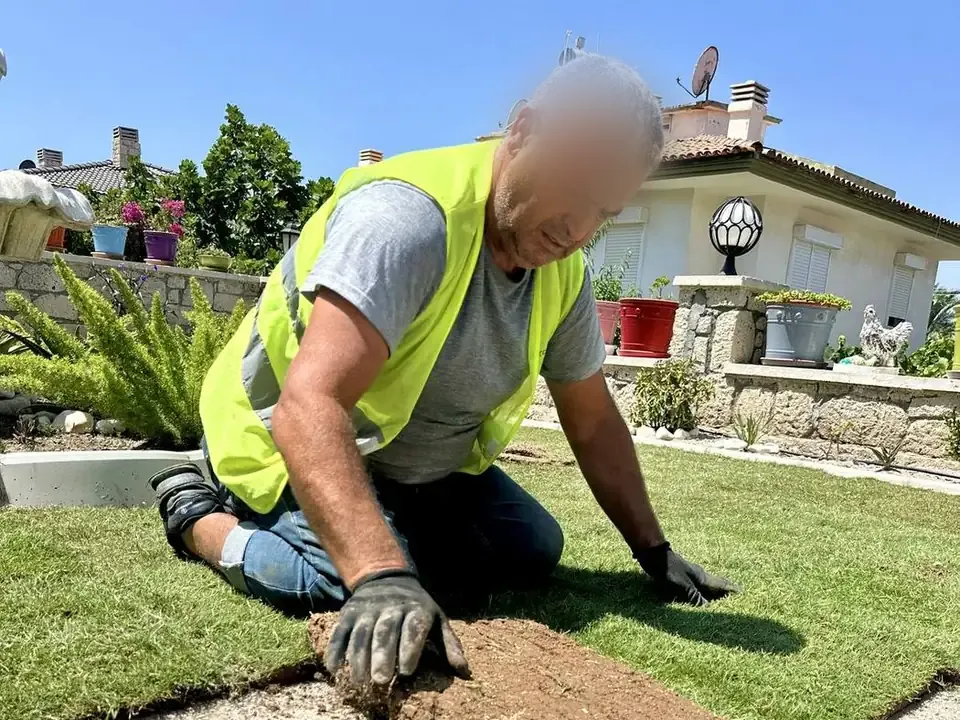 Rulo çimin elle yerleştirilmesi