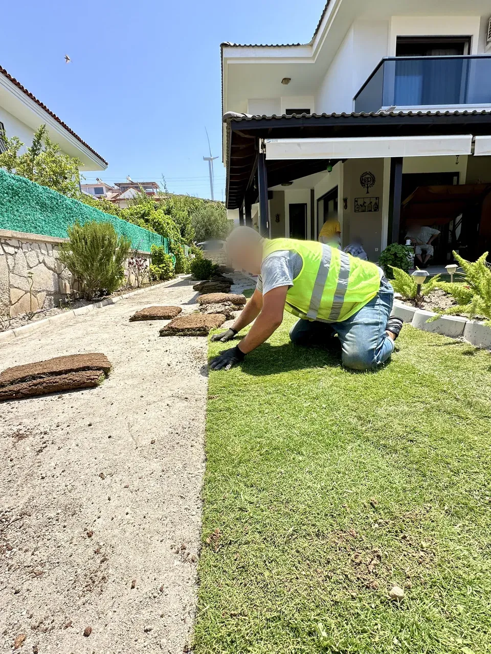 Villa yan bahçesinde rulo çim uygulaması