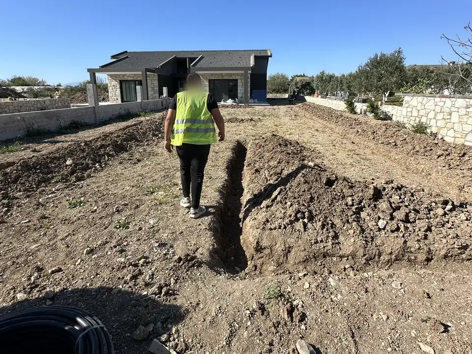 Sulama hattı için kanal açımı
