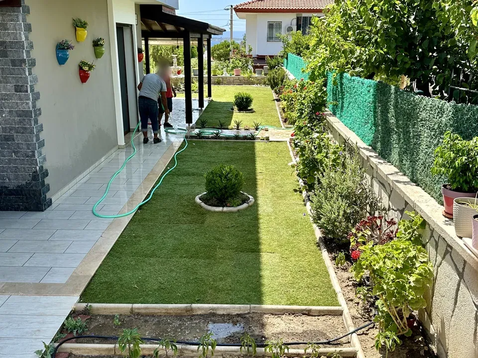 Yan bahçede yenilenen çim