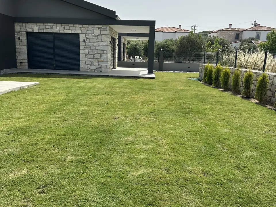 Yeni serilmiş çim alan